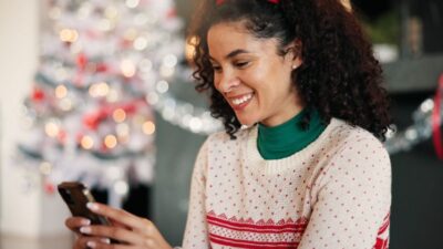 Mesa com calculadora, caneta, cadernos de anotações e contas organizadas para controle financeiro de fim de ano