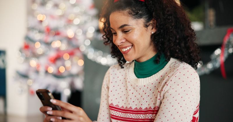 Mesa com calculadora, caneta, cadernos de anotações e contas organizadas para controle financeiro de fim de ano