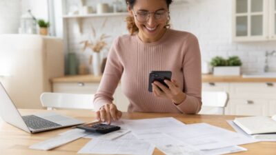 Pessoa usando smartphone para pagar contas com cartão de crédito através do aplicativo Nova, mostrando opções de parcelamento na tela